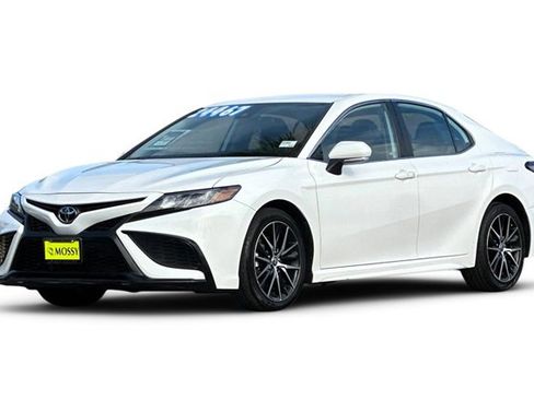 Used 2023 Toyota Camry SE image 1