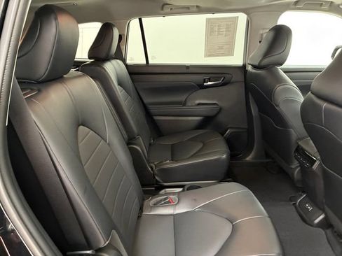 Used 2022 Toyota Highlander XLE AWD/4WD image 16
