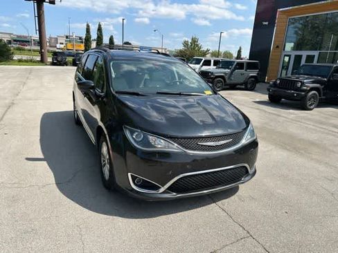 Used 2017 Chrysler Pacifica Touring-L FWD image 24