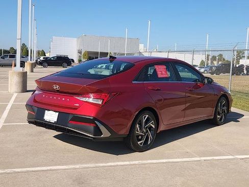 Used 2025 Hyundai Elantra Limited image 5