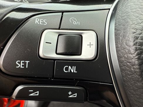 Used 2018 Volkswagen Tiguan SE image 19