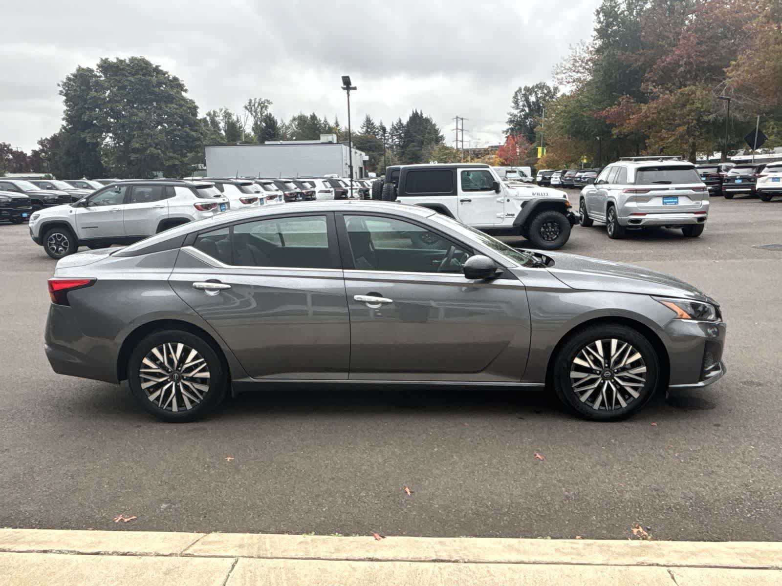 Used 2025 Nissan Altima 2.5 SV FWD image 6
