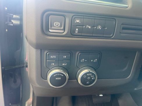 Used 2023 GMC Yukon SLT AWD/4WD image 10