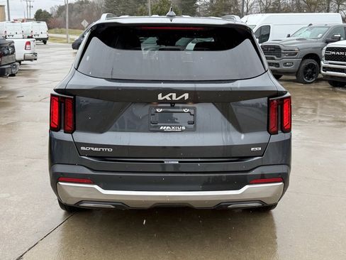 Used 2024 Kia Sorento S image 6