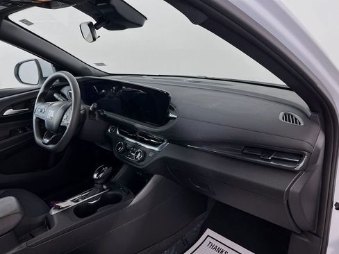 Used 2025 Buick Envista Preferred image 32