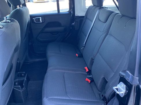 Used 2019 Jeep Wrangler Unlimited Sahara image 18