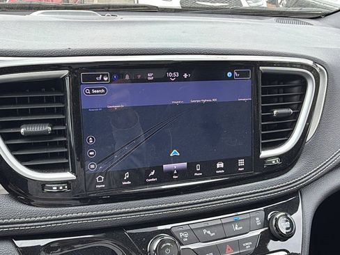 Used 2024 Chrysler Pacifica Premium image 35