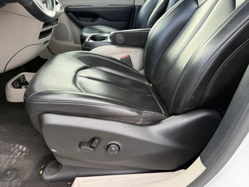 Used 2021 Chrysler Voyager Lxi image 11