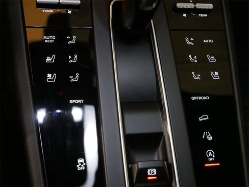 Used 2025 Porsche Macan image 26