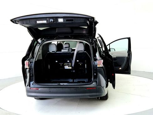 Certified 2024 Toyota Sienna XLE FWD image 11