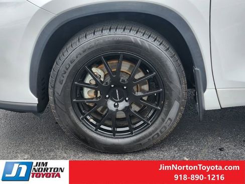 Used 2023 Toyota Highlander XLE AWD/4WD image 13