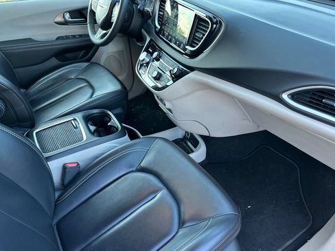 Used 2023 Chrysler Pacifica Touring-L FWD image 19