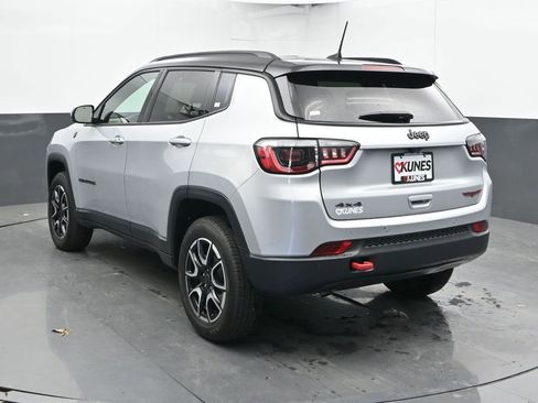 Used 2025 Jeep Compass Trailhawk AWD/4WD image 9