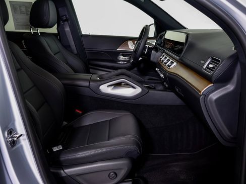 Used 2025 Mercedes-Benz GLS 450 4MATIC image 10