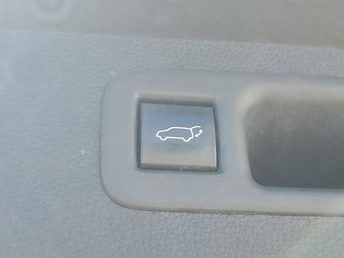 Used 2022 Toyota Highlander XLE AWD/4WD image 31