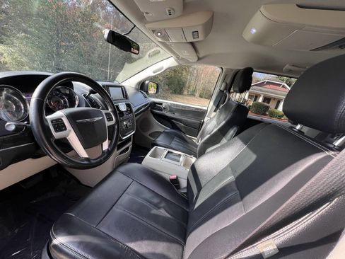 Used 2015 Chrysler Town & Country Touring w/ Driver Convenience Group image 11
