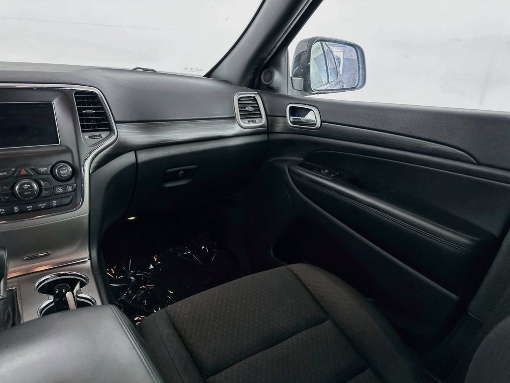 Used 2019 Jeep Grand Cherokee Laredo w/ Security & Convenience Group AWD/4WD image 30