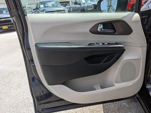 Used 2023 Chrysler Voyager LX image 20