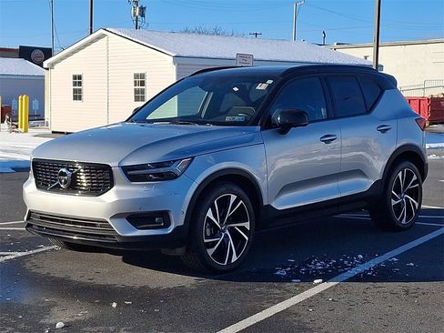 Used 2019 Volvo XC40 T5 R-Design image 3