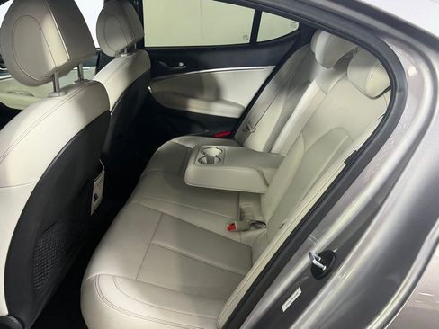 Used 2025 Genesis G70 2.5T image 25