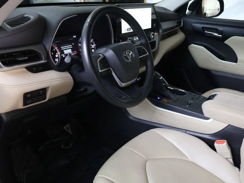 Used 2025 Toyota Highlander XLE FWD image 18