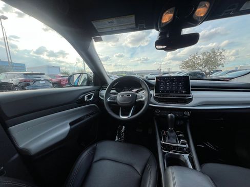 Used 2025 Jeep Compass Limited image 34