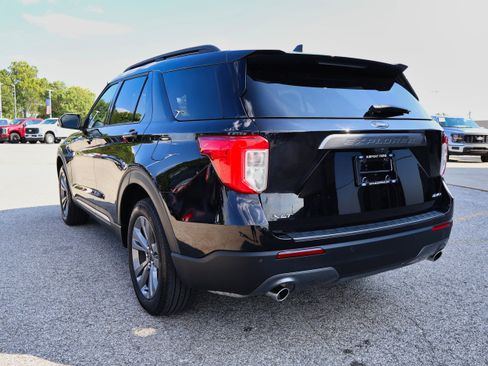 Used 2023 Ford Explorer XLT w/ Equipment Group 202A image 3
