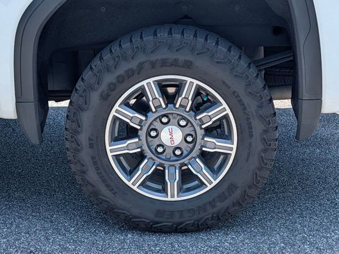 Used 2024 GMC Sierra 1500 AT4 w/ Technology Package AWD/4WD image 12