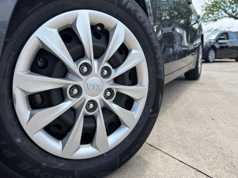 Used 2019 Kia Forte Sedan FWD image 2