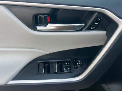 Used 2022 Toyota RAV4 XLE Premium image 12