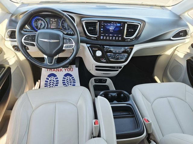 Used 2017 Chrysler Pacifica Touring-L w/ 13 Speaker Alpine Sound Group FWD image 9