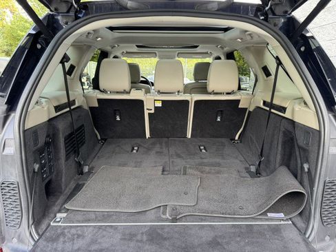 Used 2019 Land Rover Discovery HSE image 11