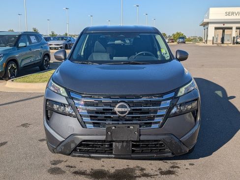 Used 2024 Nissan Rogue SV image 2
