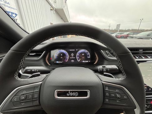 New 2025 Jeep Grand Cherokee Altitude image 6