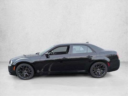 Used 2019 Chrysler 300 S image 9