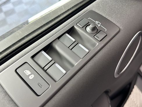 Used 2025 Land Rover Discovery S AWD/4WD image 10