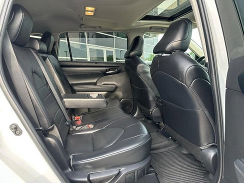 Used 2022 Toyota Highlander XLE AWD/4WD image 13
