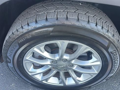 Used 2019 Jeep Cherokee Latitude w/ Cold Weather Group AWD/4WD image 36