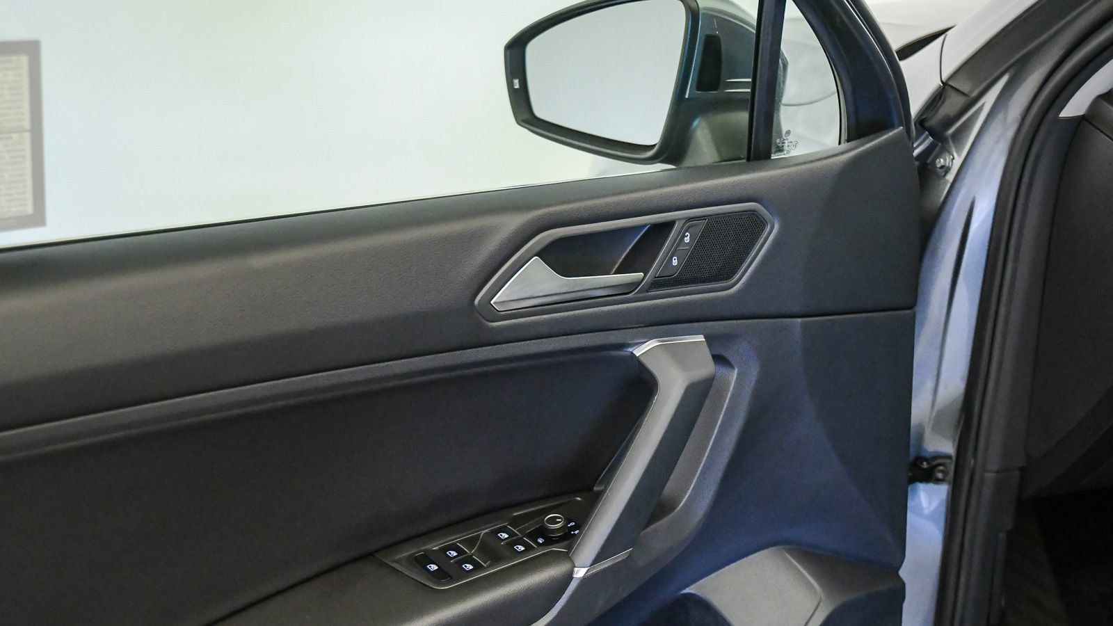 Used 2020 Volkswagen Tiguan SE FWD image 28