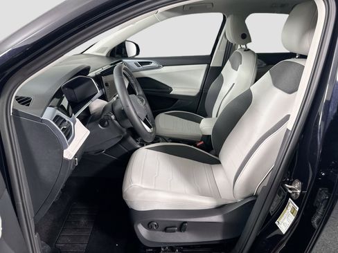 Certified 2025 Volkswagen Taos SE image 16