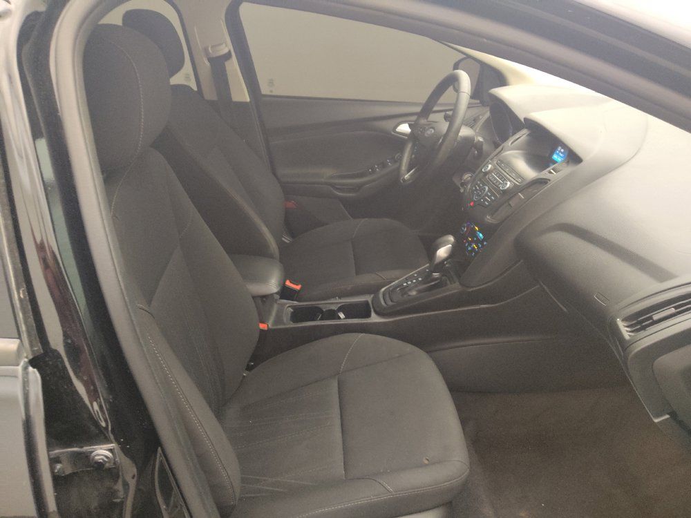 Used 2018 Ford Focus SE w/ SE Appearance Package FWD image 19