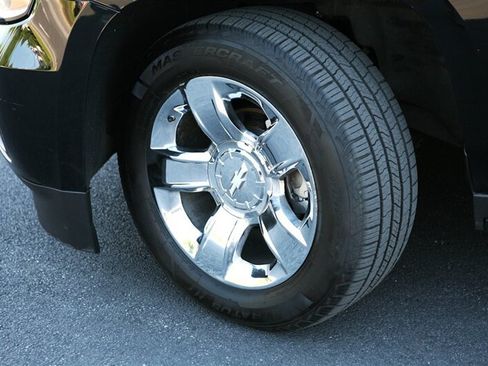 Used 2017 Chevrolet Suburban LT AWD/4WD image 3