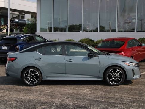 Used 2025 Nissan Sentra SR w/ SR Premium Package FWD image 11