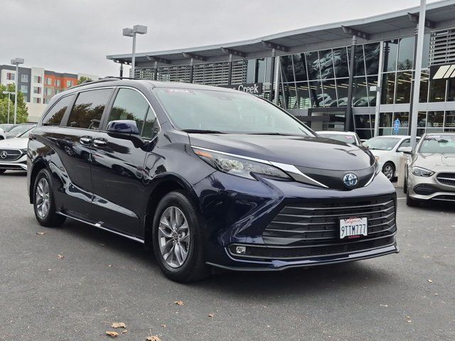 Used 2025 Toyota Sienna XLE AWD/4WD image 3