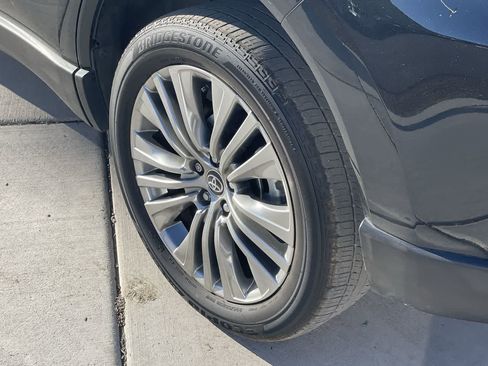 Used 2022 Toyota Venza XLE image 8