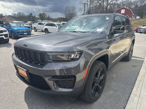 Used 2023 Jeep Grand Cherokee Altitude image 3