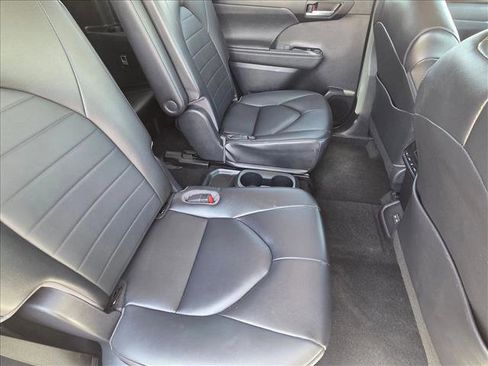 Used 2023 Toyota Highlander XLE image 19
