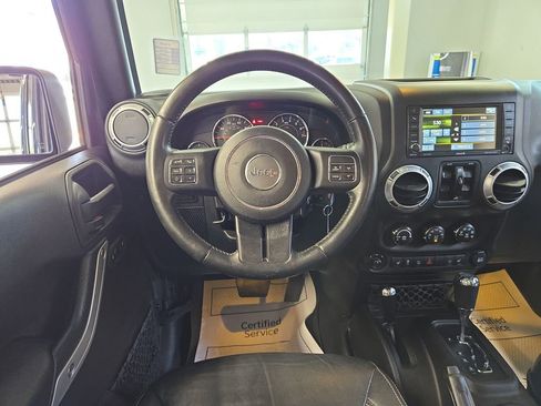Used 2016 Jeep Wrangler Unlimited Rubicon w/ Connectivity Group AWD/4WD image 18