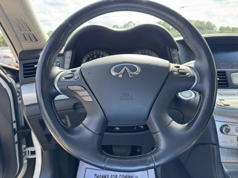 Used 2018 INFINITI Q70 Luxe RWD image 3