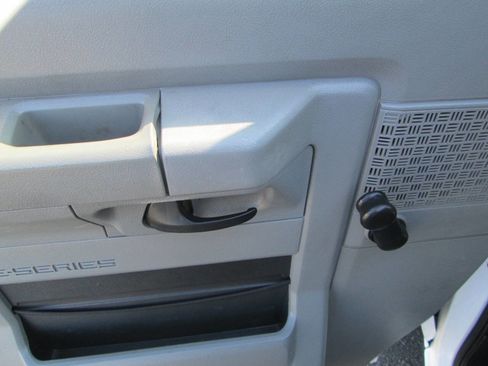 Used 2014 Ford E-150 and Econoline 150 image 3